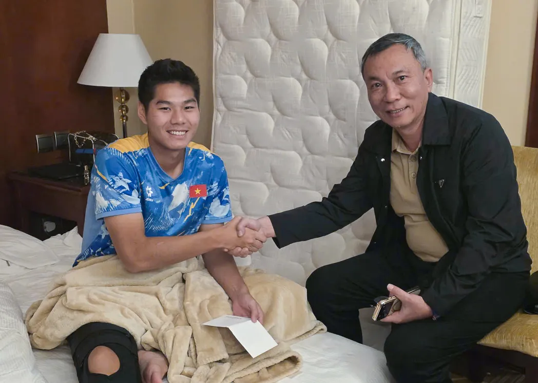 Trung vệ Hiểu Minh chuyển địa điểm phẫu thuật chấn thương dây chằng 1 Trung vệ Hiểu Minh chuyển địa điểm phẫu thuật chấn thương dây chằng 1