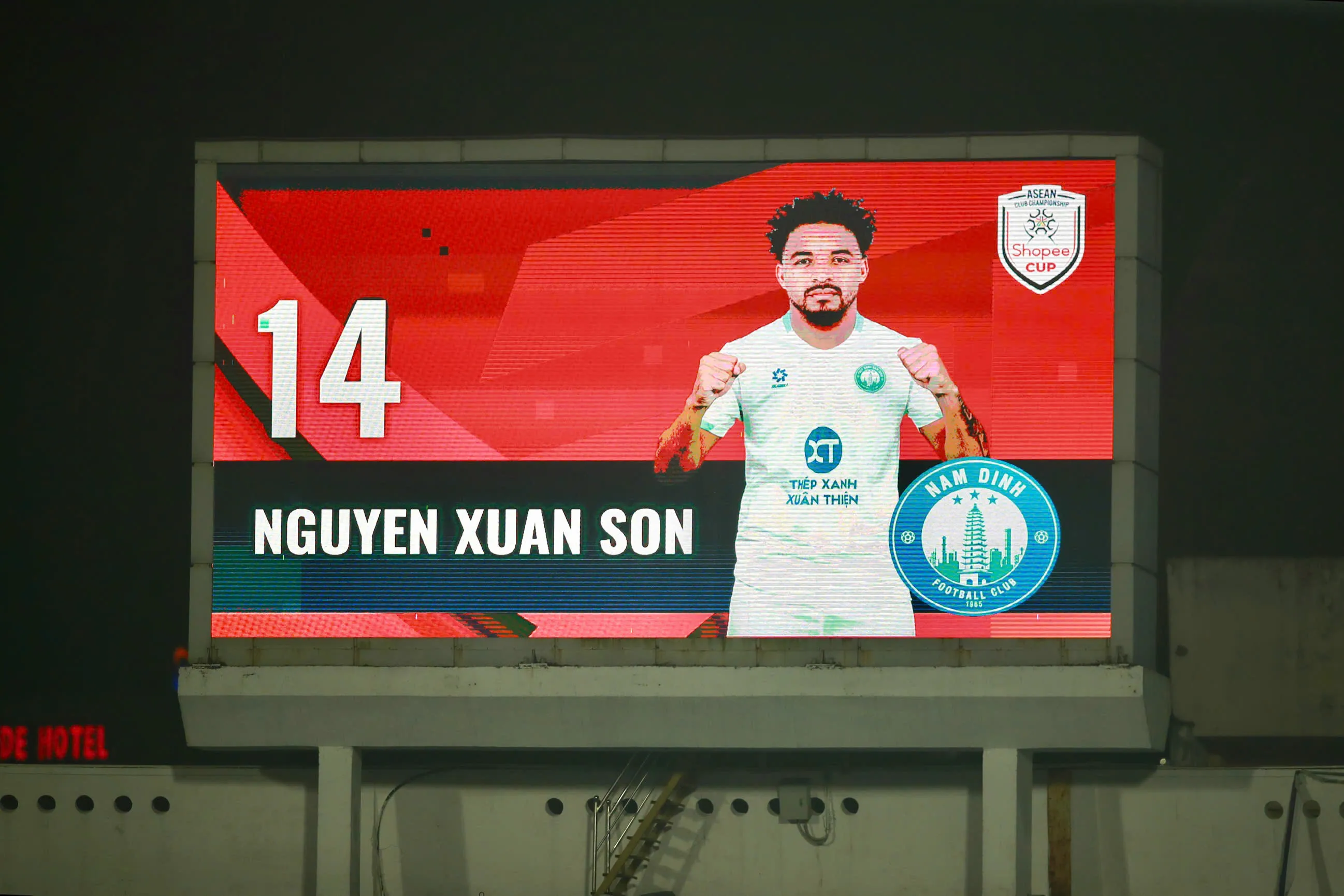 Xuan Son so huu phong do ghi ban khung khiep